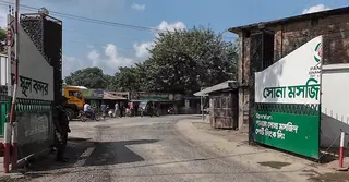 ১৭ দিন বন্ধ থাকার পর সোনা মসজিদ দিয়ে পাথর আমদানি শুরু